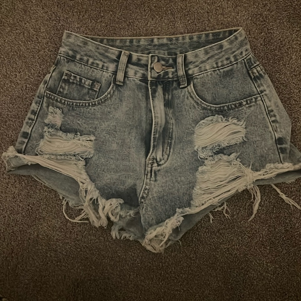 LIGHT WASHED JEAN SHORTS